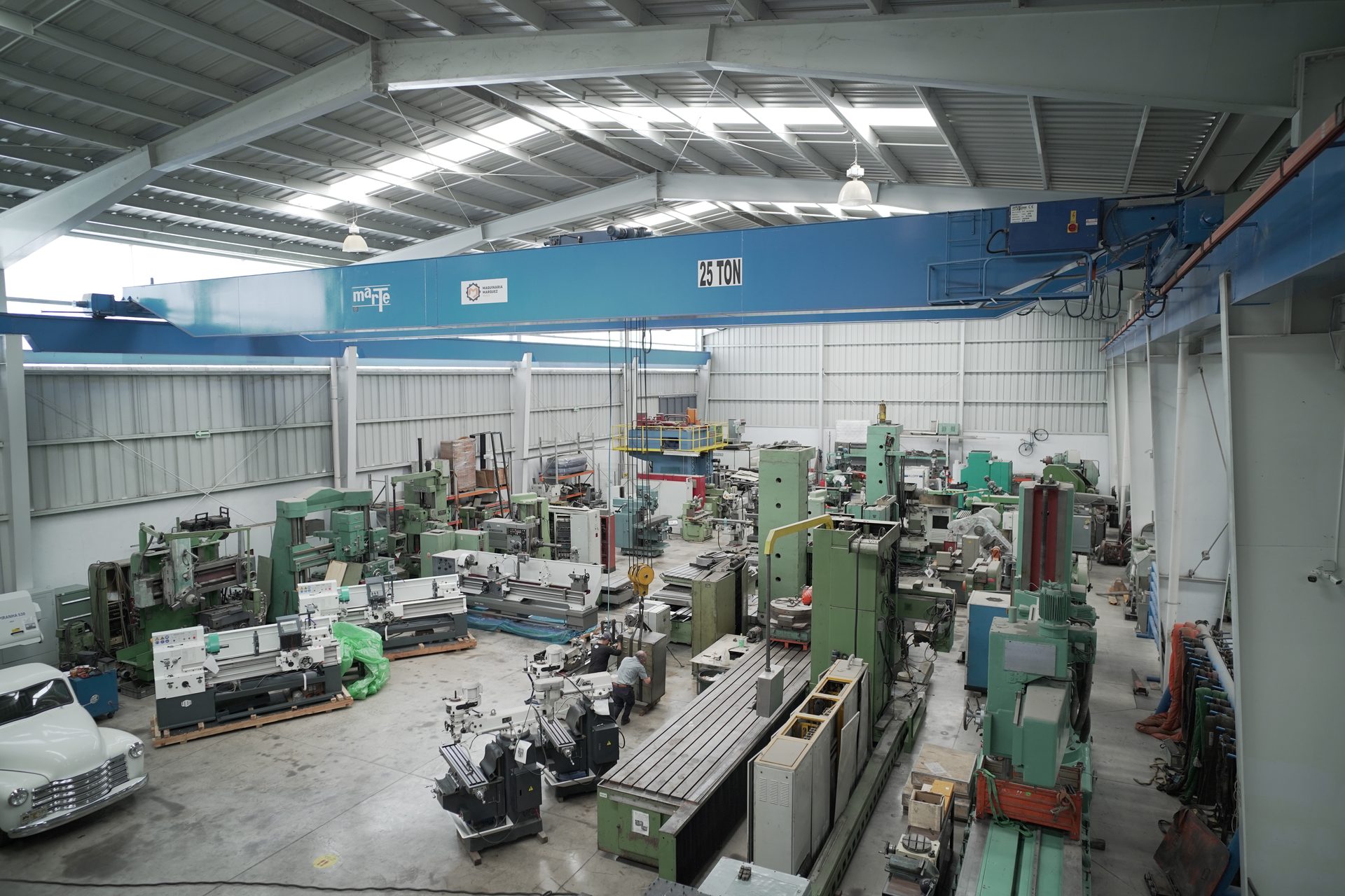 Nave industrial con maquinaria metalmecánica y grúa viajera de 25 toneladas