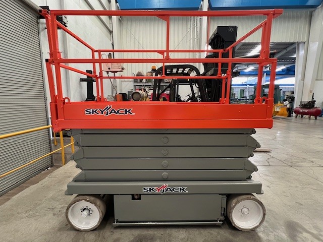 man lift skyjack / elevador de personas