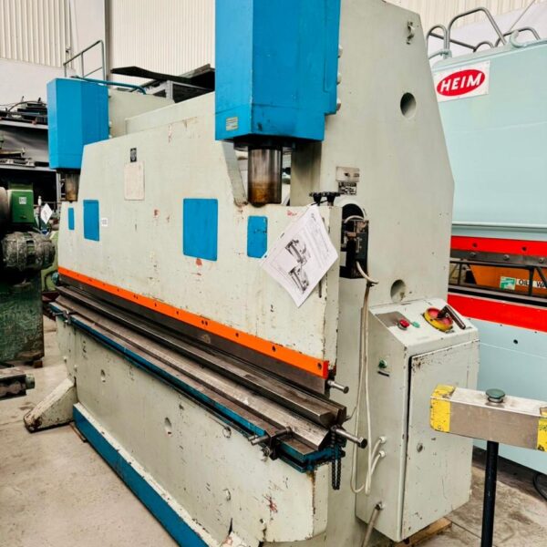 DOBLADORA HIDRAULICA HUNGARA MARCA FEFI GYOR, 10′ por 3/16″